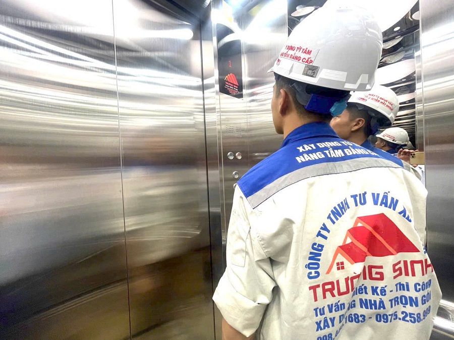 Cabin thang máy được làm từ inox gương